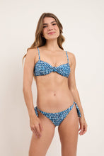Carica l'immagine nel visualizzatore di Gallery, Model Front: Rio De Sol Ensemble Set Chuva Bandeau-Joy Italy
