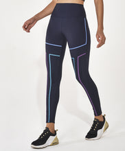 Carica l'immagine nel visualizzatore di Gallery, Model Front: Alto Giro Fitness Bas Legging Hyper Linhas Fusionadas Preto
