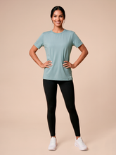 Carica l'immagine nel visualizzatore di Gallery, Model Front: Uv Line Haut De Plage T-Shirt Uvpro Fem Green Water Upf50+
