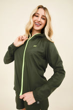 Carica l&#39;immagine nel visualizzatore di Gallery, Bag-Foldable Windbreaker Jacket Verde Militar
