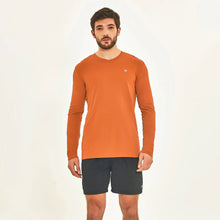 Carica l'immagine nel visualizzatore di Gallery, Model Front: Uv Line T-Shirt Pour Homme Longsleeve Sport Fit Caramelo
