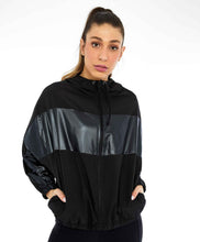 Carica l'immagine nel visualizzatore di Gallery, Model Front: Alto Giro Fitness Haut Jaqueta Tecnospan Recortes Preto
