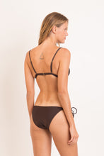 Carica l'immagine nel visualizzatore di Gallery, Model Back: Rio De Sol Ensemble Set Shimmer-Coffee Tri-Fixo Ibiza-Comfy
