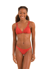 Carica l'immagine nel visualizzatore di Gallery, Model Front: Rio De Sol Haut Top Malibu-Chili Tri-Duo
