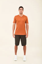 Carica l'immagine nel visualizzatore di Gallery, Model Front: Uv Line T-Shirt Pour Homme T-Shirt Sport Fit Caramelo Upf50+
