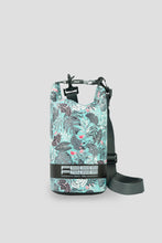 Carica l'immagine nel visualizzatore di Gallery, Model Front: Feelfree Sac De Plage Dry Tube 1,5L Tropical Organic Teal
