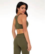 Carica l'immagine nel visualizzatore di Gallery, Model Back: Alto Giro Fitness Haut Top Hyper Costas Nadador Verde Olive
