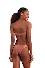 Carica l'immagine nel visualizzatore di Gallery, Model Back: Rio De Sol Haut Top Shimmer-Copper Bandeau-Joy
