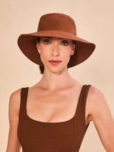 Carica l'immagine nel visualizzatore di Gallery, Model Front: Uv Line Bob Hat California Fem Cognac Upf50+
