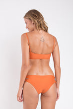 Carica l'immagine nel visualizzatore di Gallery, Model Back: Rio De Sol Ensemble Set Ocre Bandeau-Reto Madrid
