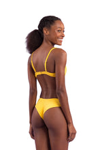 Carica l'immagine nel visualizzatore di Gallery, Model Back: Rio De Sol Ensemble Set Malibu-Yellow Balconet Ciao
