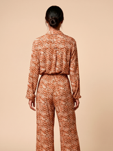 Carica l'immagine nel visualizzatore di Gallery, Model Back: Uv Line Pantalon De Plage Pants Meia Lua Tie Dye Pitanga Upf50+
