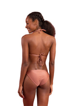 Carica l'immagine nel visualizzatore di Gallery, Model Back: Rio De Sol Bas Bottom Shimmer-Copper Ibiza-Comfy
