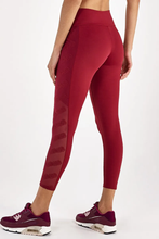 Carica l'immagine nel visualizzatore di Gallery, Model Back: Alto Giro Fitness Bas Legging Hyper Bordado Lateral Vermelho Power
