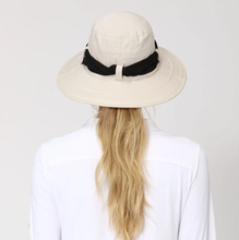 Carica l'immagine nel visualizzatore di Gallery, Model Back: Uv Line Chapeau Souple/Capeline Hat Paris Ville L Fem Sand Upf50+
