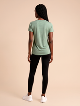 Carica l'immagine nel visualizzatore di Gallery, Model Back: Uv Line T-Shirt T-Shirt Fem New Fit Mix Green Upf50+
