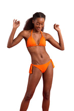 Carica l'immagine nel visualizzatore di Gallery, Model Front: Rio De Sol Ensemble Set Dots-Orange Mel Italy
