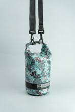 Carica l'immagine nel visualizzatore di Gallery, Model Back: Feelfree Sac De Plage Dry Tube 1,5L Tropical Organic Teal
