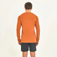 Carica l'immagine nel visualizzatore di Gallery, Model Back: Uv Line T-Shirt Pour Homme Longsleeve Sport Fit Caramelo
