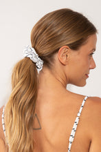 Carica l'immagine nel visualizzatore di Gallery, Model Front: Rio De Sol Chouchou Linea-White Scrunchie
