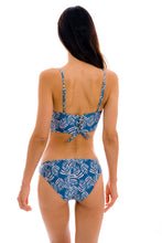 Carica l'immagine nel visualizzatore di Gallery, Model Back: Rio De Sol Haut Top Palms-Blue Balconet-Anna

