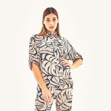 Carica l'immagine nel visualizzatore di Gallery, Model Front: Uv Line Haut De Plage Shirt Copa Costela Off White Upf50+
