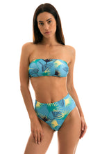 Carica l'immagine nel visualizzatore di Gallery, Model Front: Rio De Sol Haut Top Flower Geometric Reto
