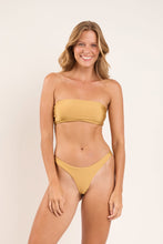 Carica l'immagine nel visualizzatore di Gallery, Model Front: Rio De Sol Ensemble Set Fluity-Dourado Bandeau-Reto Essential
