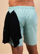 Carica l'immagine nel visualizzatore di Gallery, Model Back: Uv Line Bermuda / Short Pour Homme Shorts Acqua Boxer Indigo Upf50+
