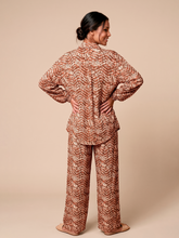 Carica l'immagine nel visualizzatore di Gallery, Model Back: Uv Line Chemise Shirt Vitoria Tie Dye Pitanga Upf50+
