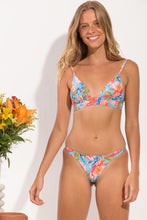 Carica l'immagine nel visualizzatore di Gallery, Model Front: Rio De Sol Haut Top Zinnia Tri-Cos
