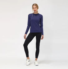 Carica l'immagine nel visualizzatore di Gallery, Model Front: Uv Line T-Shirt Longsleeve Uvpro Fem Navy Blue Upf50+
