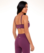 Carica l'immagine nel visualizzatore di Gallery, Model Back: Alto Giro Fitness Haut Top Sem Costura Essential Roxo Wine
