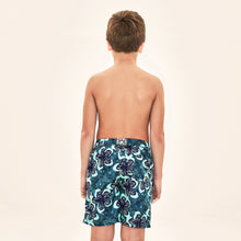 Carica l'immagine nel visualizzatore di Gallery, Model Back: Uv Line Maillot De Bain Garçon Shorts Aqua Hibiscus Kids Upf50+
