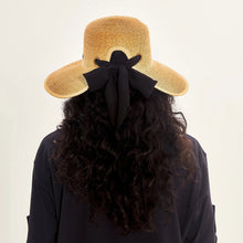 Carica l'immagine nel visualizzatore di Gallery, Model Back: Uv Line Chapeau Souple/Capeline Hat Santorini Imp Fem Wheat Upf50+
