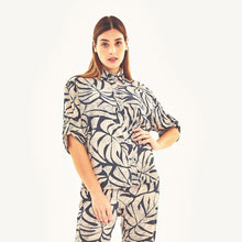 Carica l'immagine nel visualizzatore di Gallery, Model Front: Uv Line Haut De Plage Shirt Copa Costela Off White Upf50+
