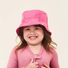 Carica l'immagine nel visualizzatore di Gallery, Model Front: Uv Line Bob Hat Napoli Basic Kids Nac Inf Pink Upf50+
