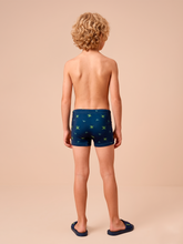 Carica l'immagine nel visualizzatore di Gallery, Model Back: Uv Line Maillot De Bain Garçon Swim Trunks Kids Pirates Fun Upf50+
