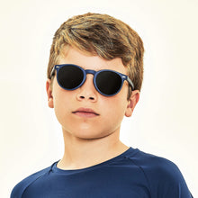 Carica l'immagine nel visualizzatore di Gallery, Model Front: Uv Line Lunettes De Soleil Kids Sunglasses Marinho Uv400
