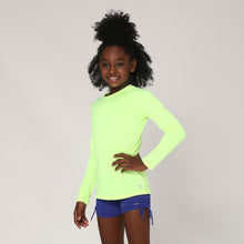 Carica l'immagine nel visualizzatore di Gallery, Model Front: Uv Line T-Shirt Camiseta Uvlight Amarelo Fluor Spf50+
