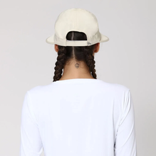 Carica l'immagine nel visualizzatore di Gallery, Model Back: Uv Line Casquette Visor Nice Fem Sand Upf50+
