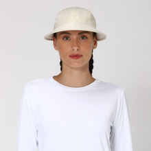 Carica l'immagine nel visualizzatore di Gallery, Model Front: Uv Line Casquette Visor Nice Fem Sand Upf50+
