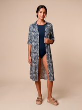 Carica l'immagine nel visualizzatore di Gallery, Model Front: Uv Line Chemise Midi Chemise Tie Dye Blue Upf50+
