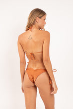 Carica l'immagine nel visualizzatore di Gallery, Model Back: Rio De Sol Haut Top Shimmer-Nocciola Frufru
