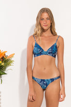 Carica l'immagine nel visualizzatore di Gallery, Model Front: Rio De Sol Haut Top Reef Tri-Cos

