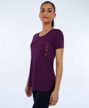 Carica l'immagine nel visualizzatore di Gallery, Model Front: Alto Giro Fitness Haut T-Shirt Skin Fit Inspiracionais Roxo
