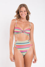 Carica l'immagine nel visualizzatore di Gallery, Model Front: Rio De Sol Ensemble Set Supercolor Bandeau-Joy Highwaist-Spin
