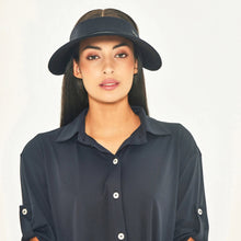 Carica l'immagine nel visualizzatore di Gallery, Model Front: Uv Line Visière Grecia Black Fit Upf50+
