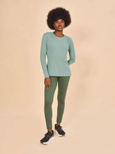 Carica l'immagine nel visualizzatore di Gallery, Model Front: Uv Line T-Shirt Longsleeve Fem New Fit Verde Agua Upf50+
