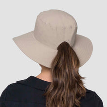 Carica l'immagine nel visualizzatore di Gallery, Model Back: Uv Line Bob Hat California Nac Fem Sand Upf50+

